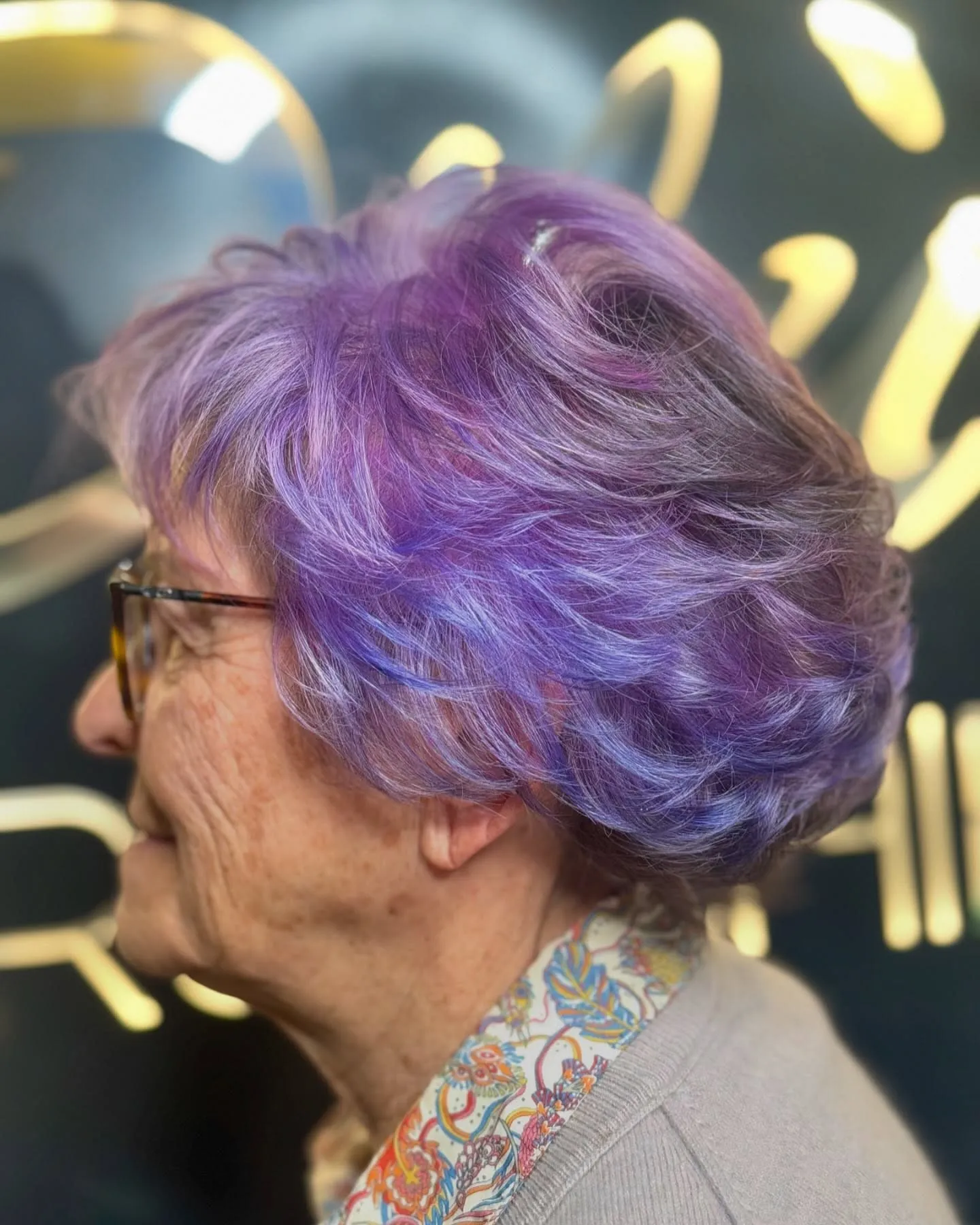Colore lilla su capelli corti