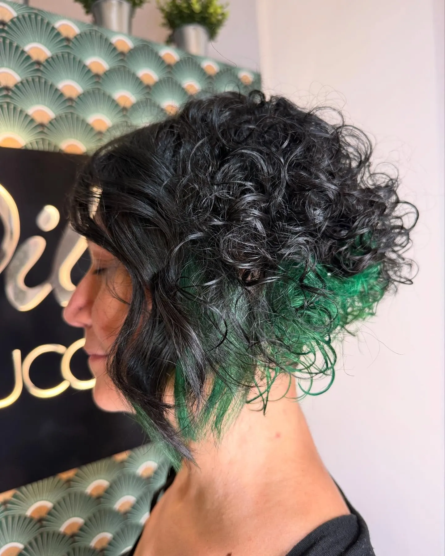 Ricci neri con punte colorate di verde