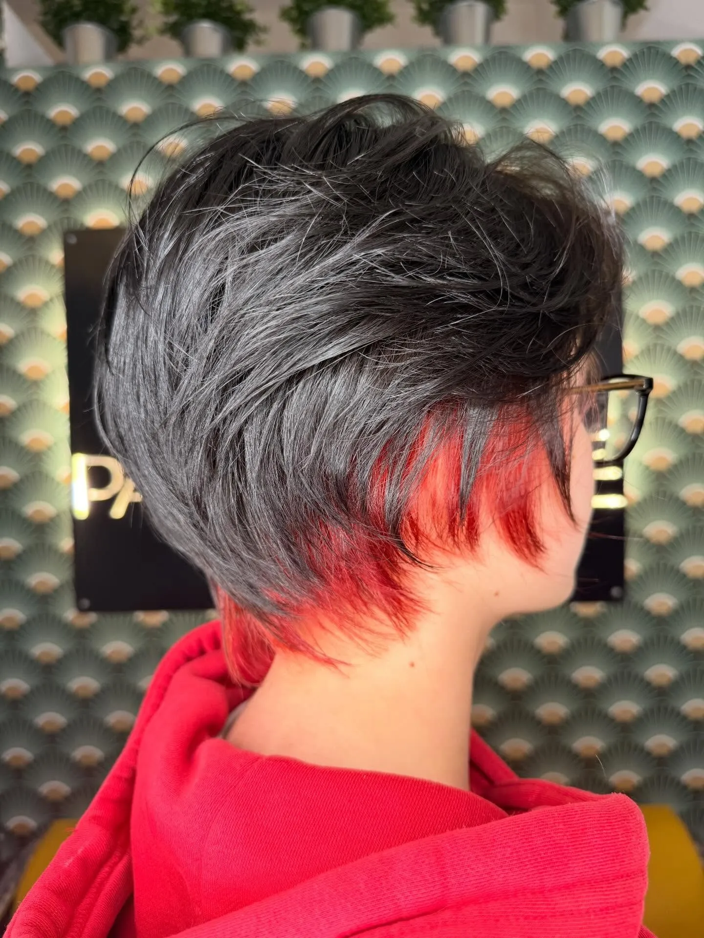 Taglio corto grigio con nuca rossa