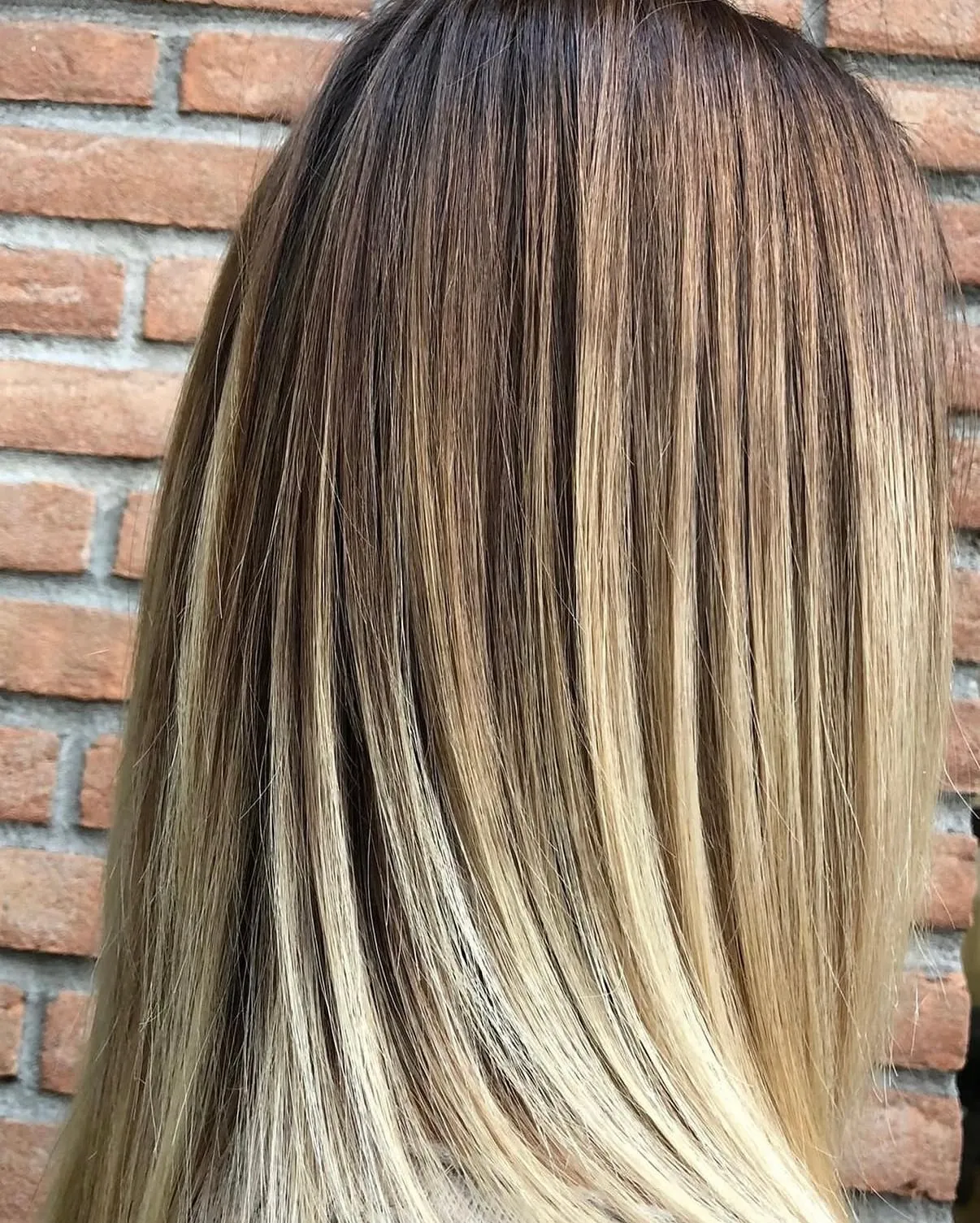 Schiaritura degradé su capelli lisci