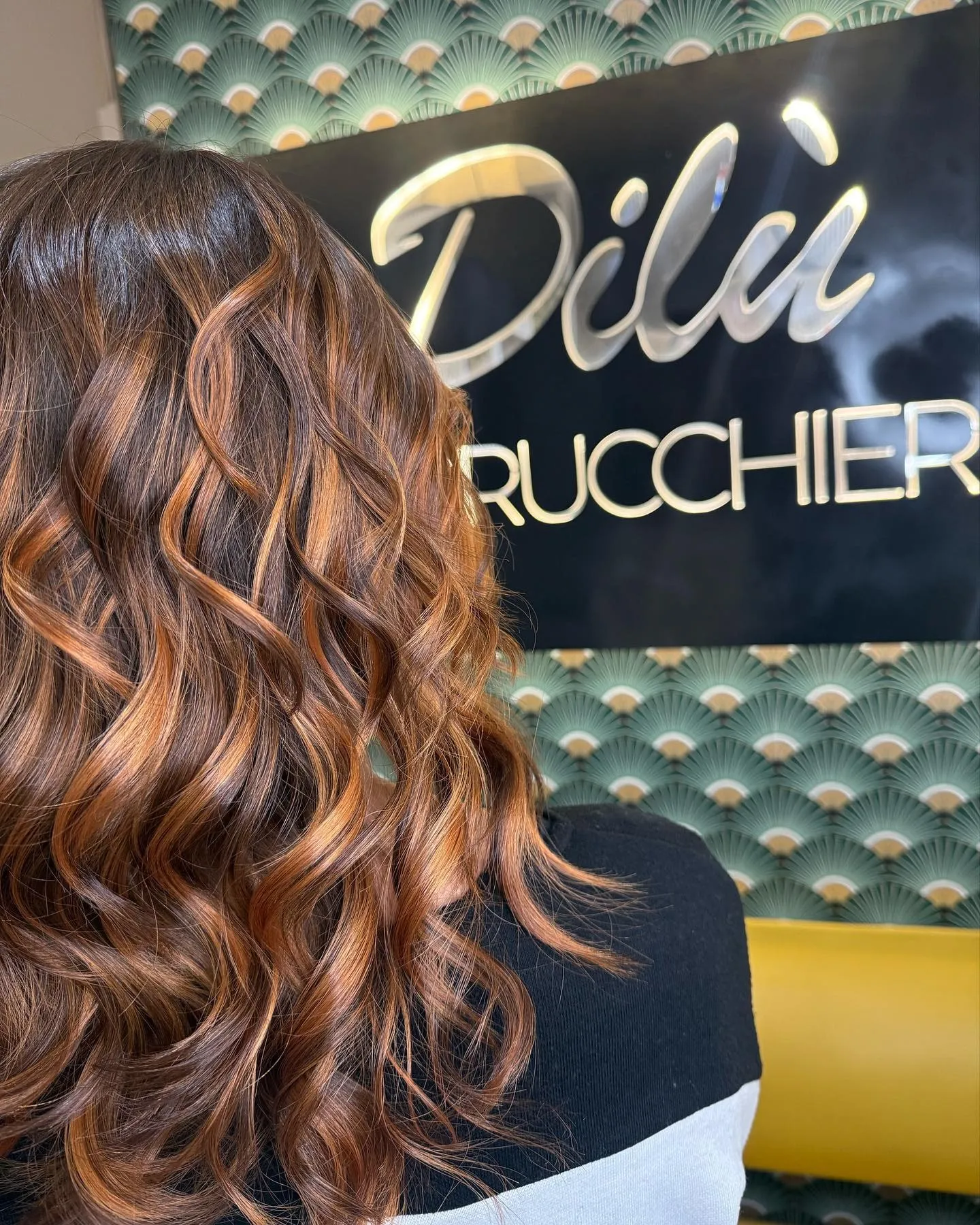 Onde morbide su capelli lunghi con riflessi ramati