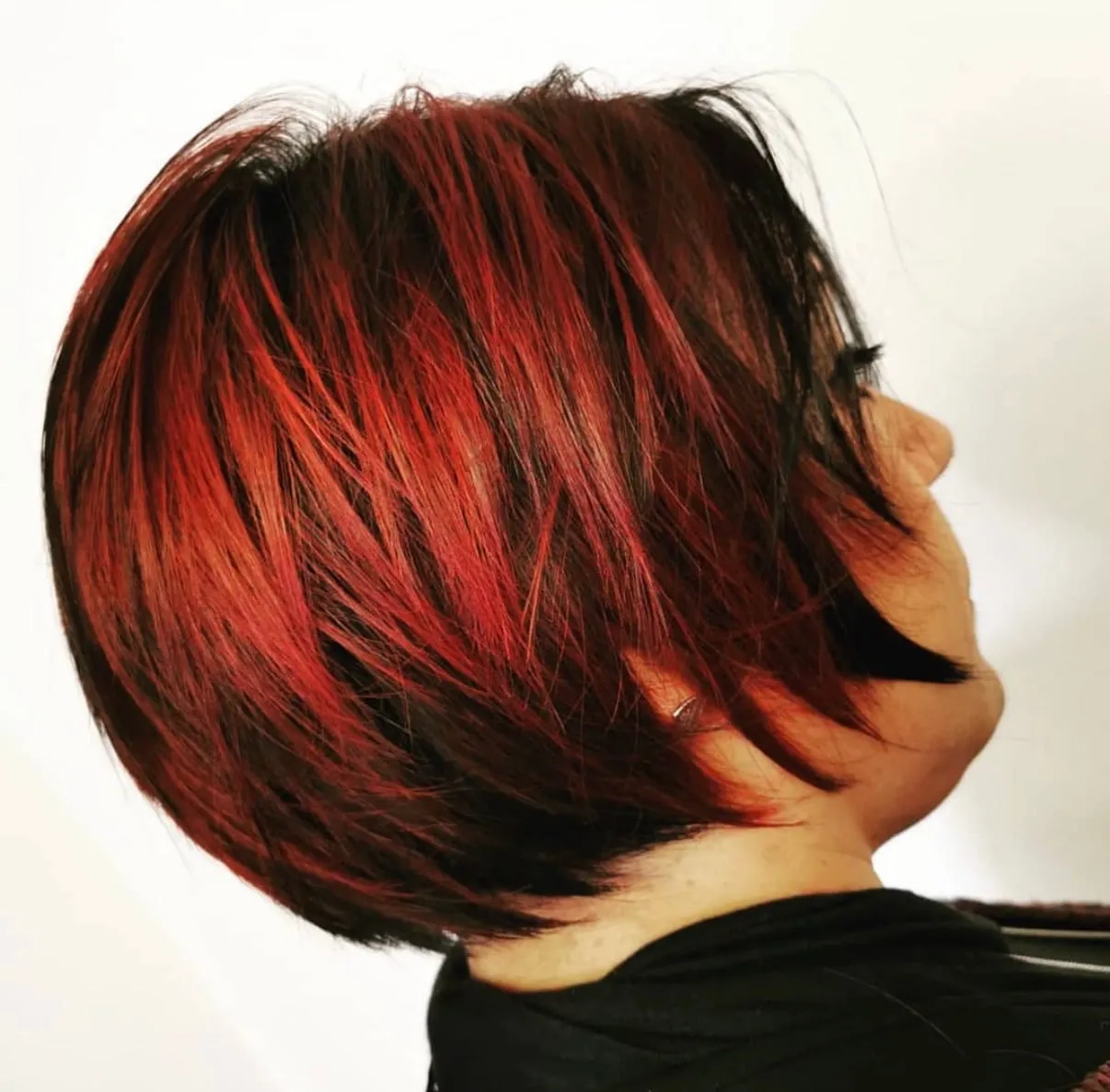 Caschetto scalato con ciocche rosse