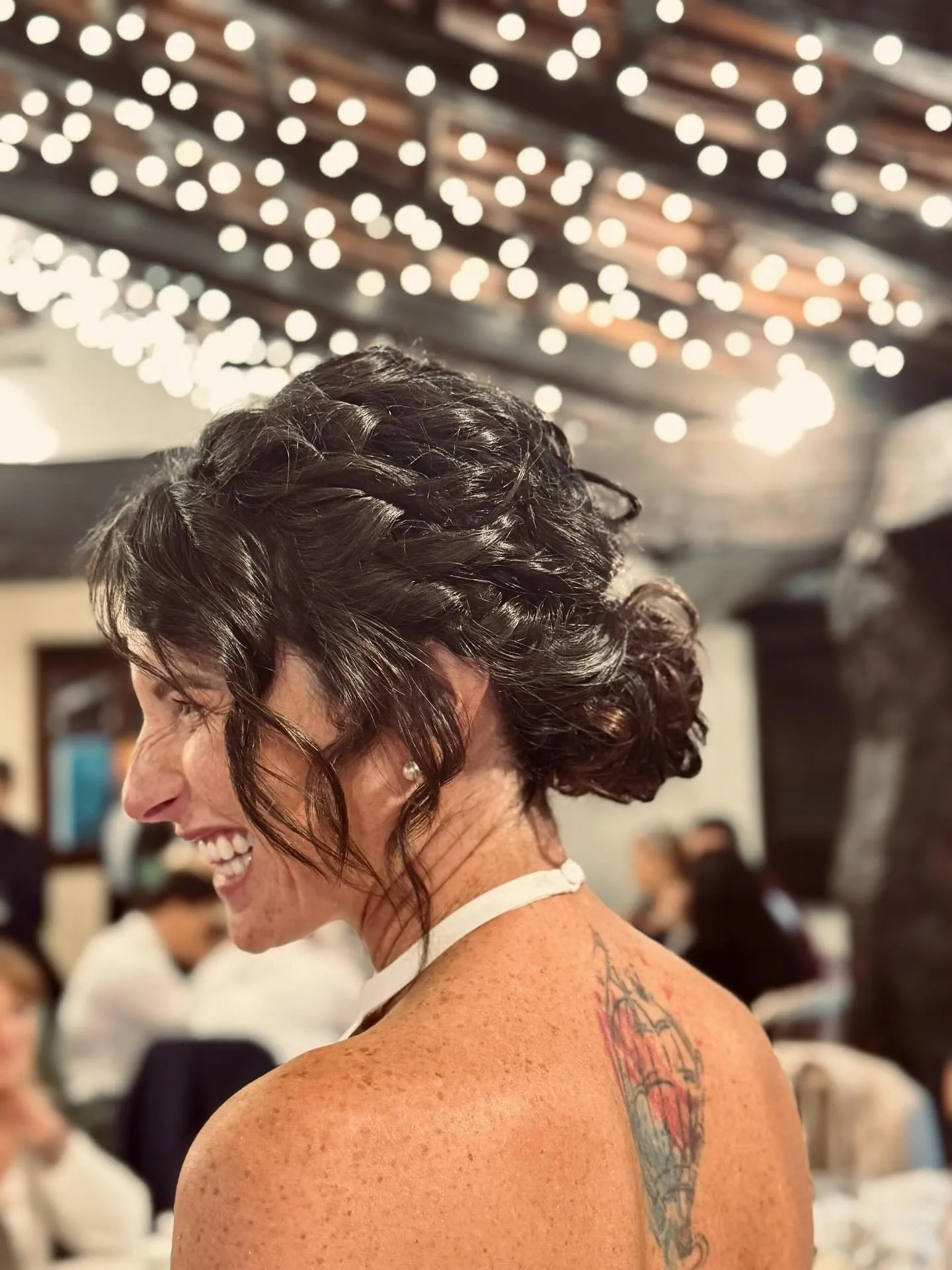 Sposa sorridente con raccolto di ricci durante la festa