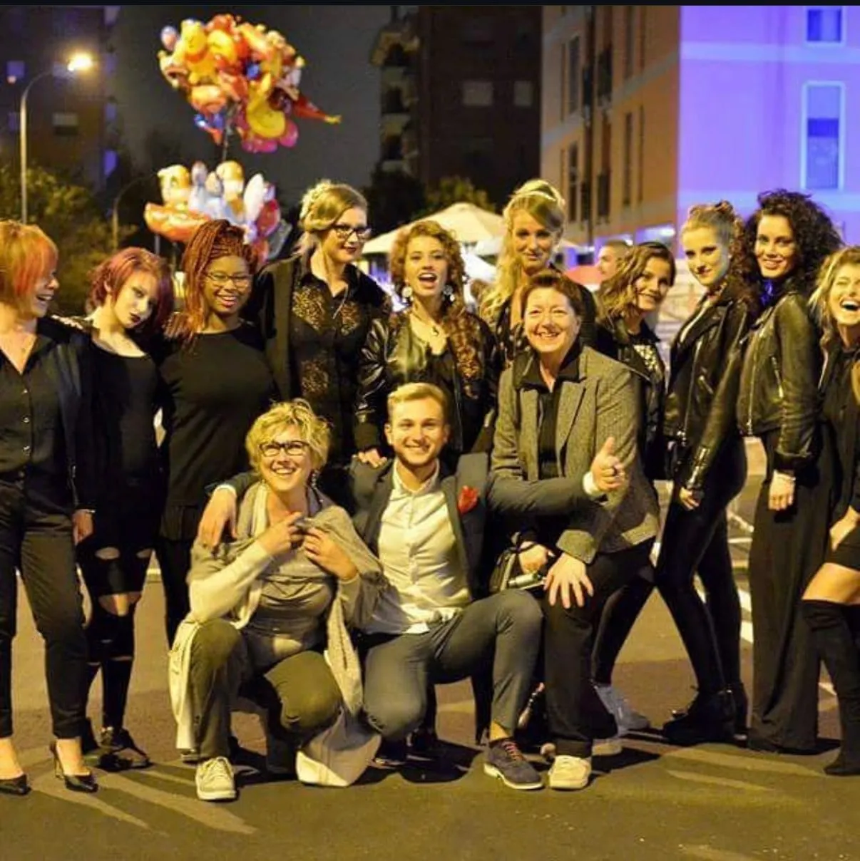 La squadra di DiLù in posa in strada durante una serata di festa