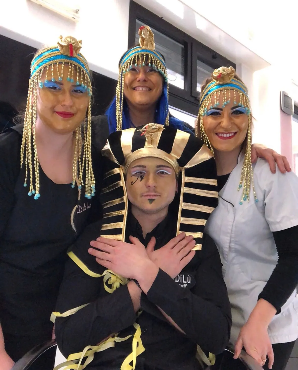 Lo staff di DiLù vestito da egizi a Carnevale