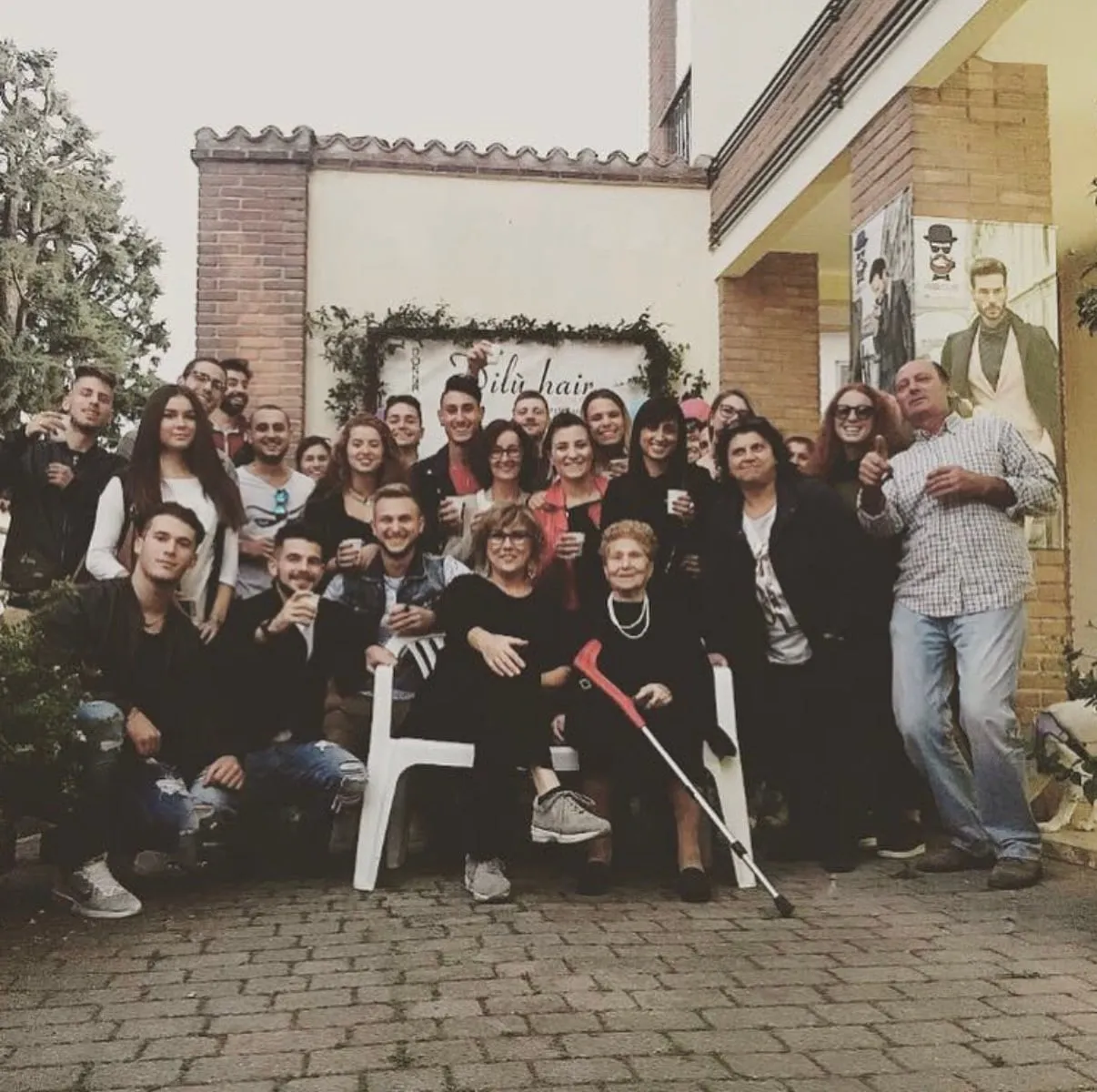 Festa con amici e clienti davanti all'insegna Dilù hair
