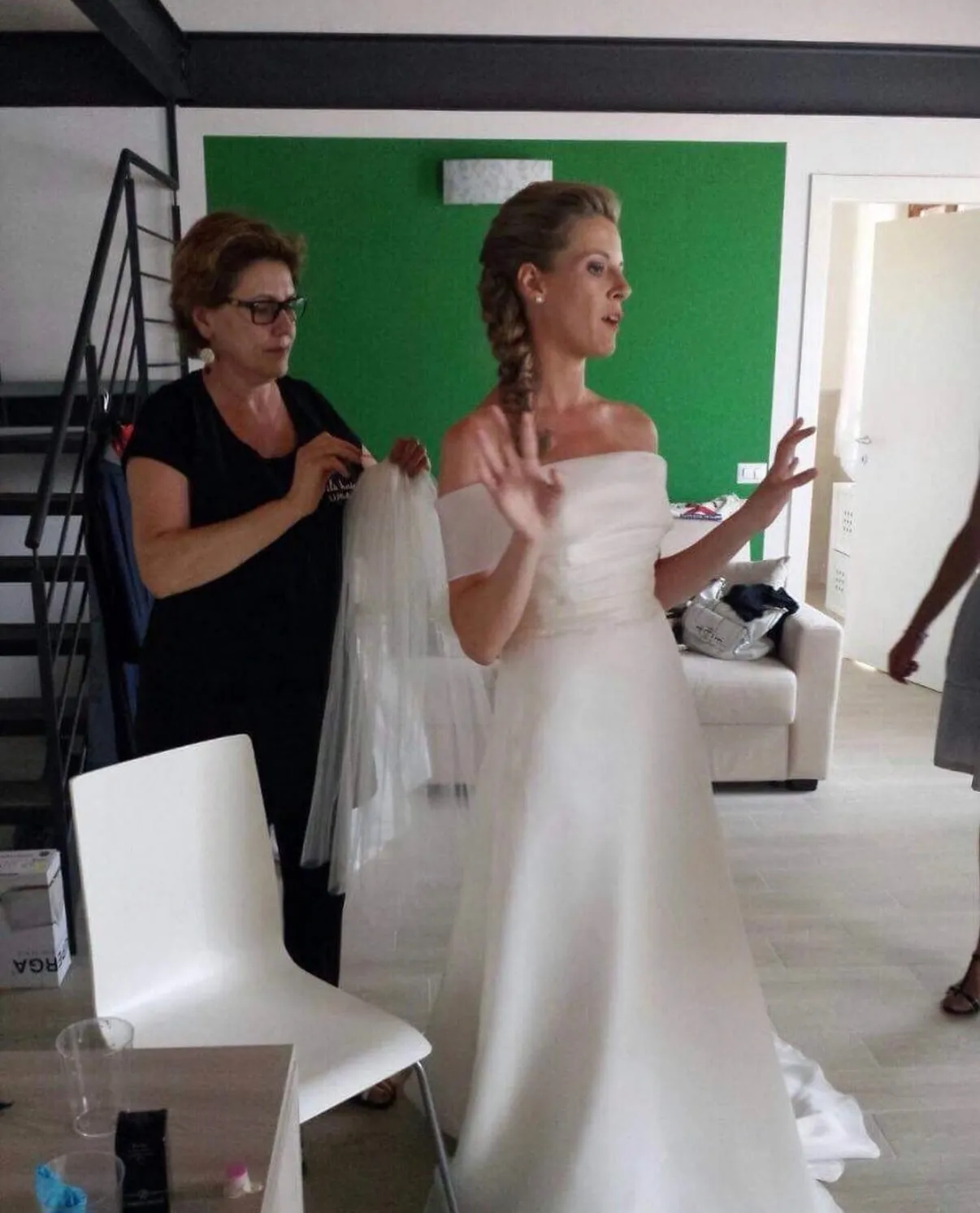 Preparazione di una sposa: il velo pronto per l'acconciatura