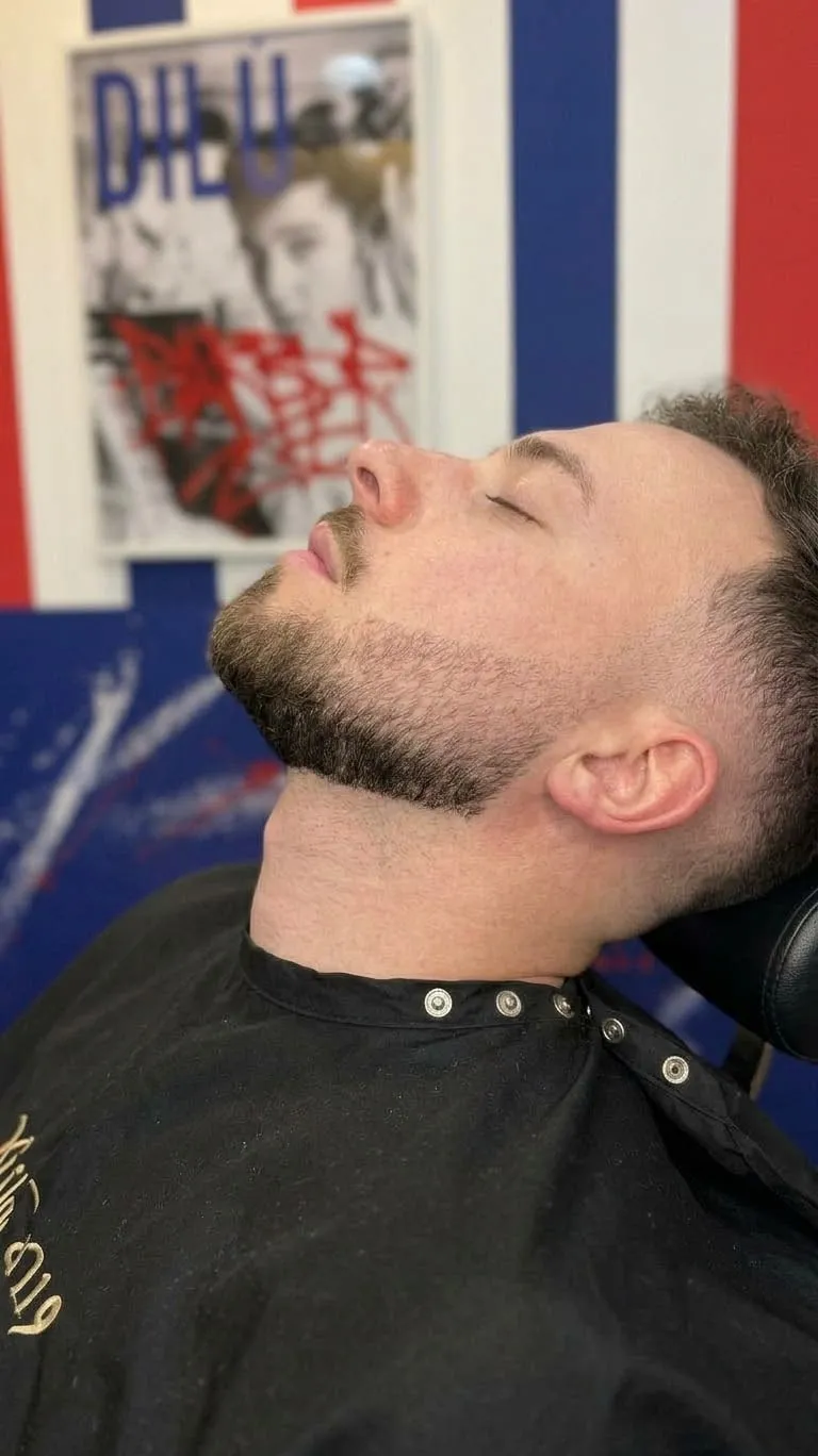 Barba rifinita con contorni definiti