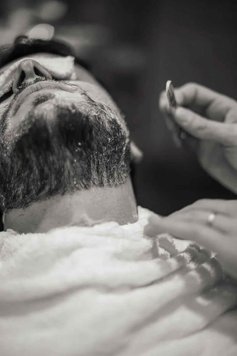 Rifinitura della barba con il rasoio