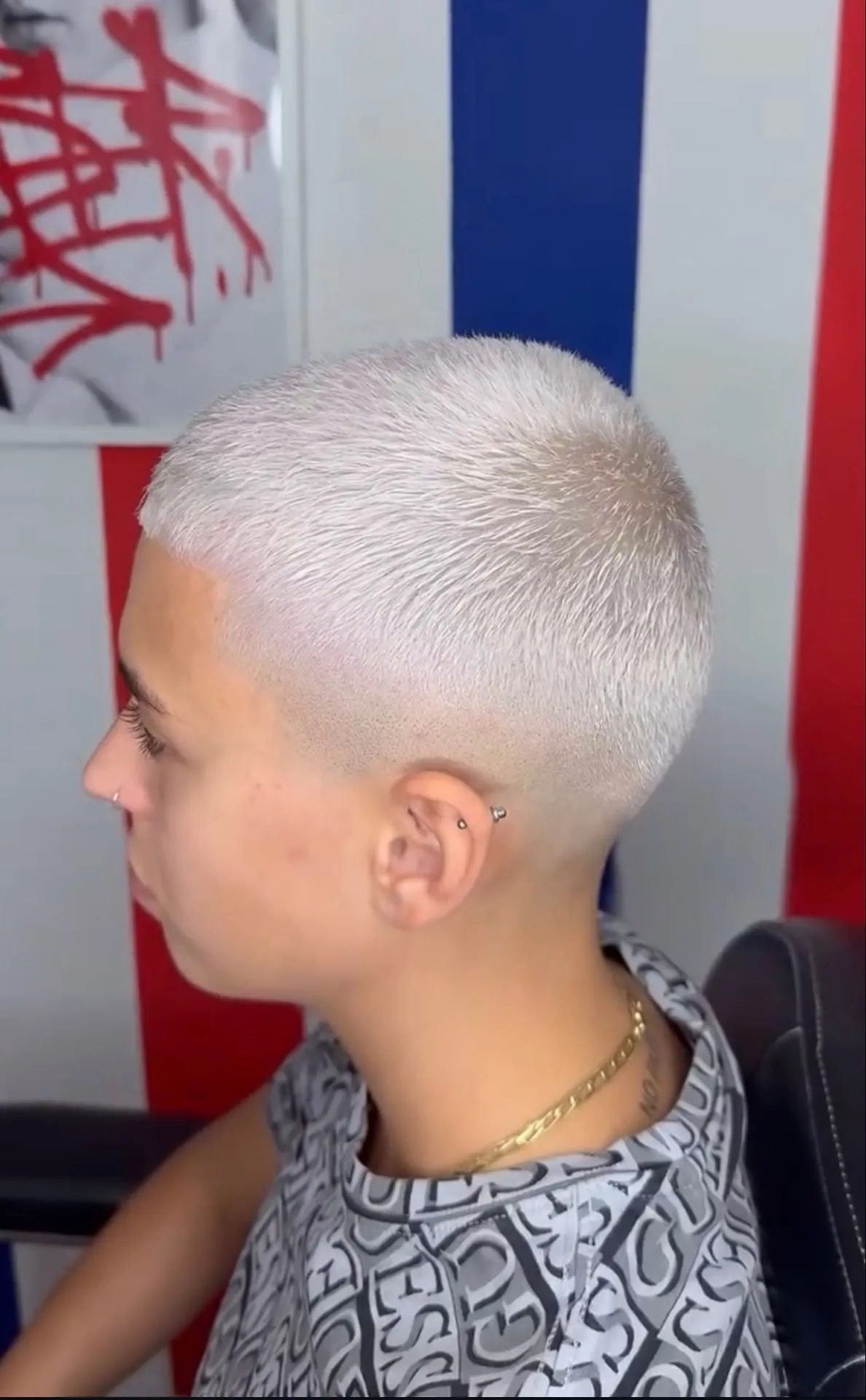 Taglio cortissimo platino con sfumatura