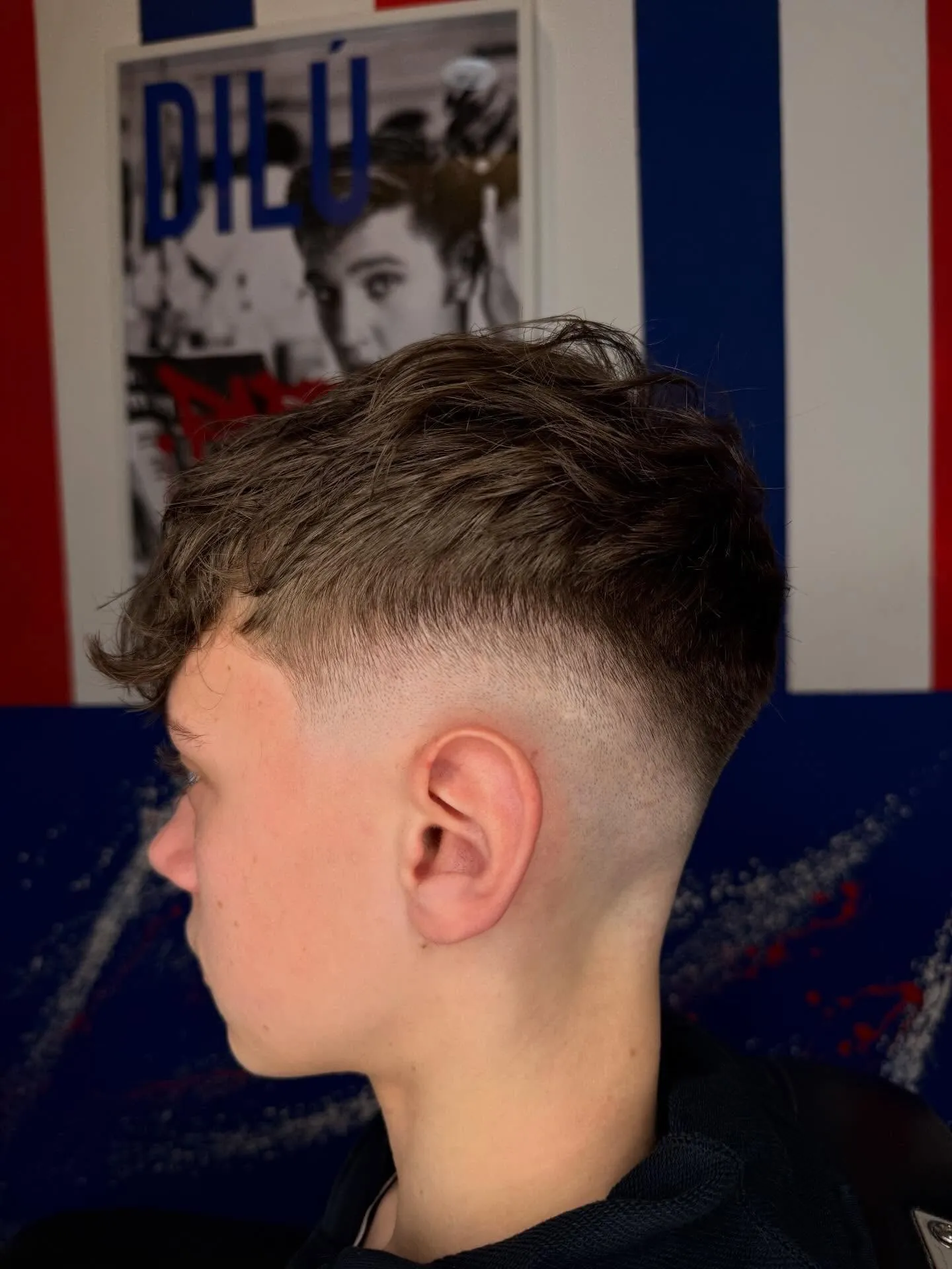 Mid fade con ciuffo mosso