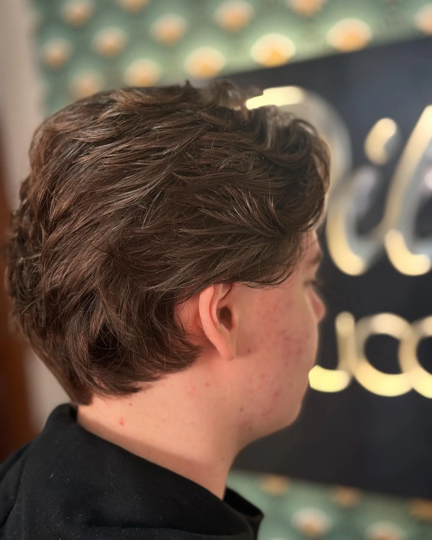 Taglio uomo mosso con volume, di profilo